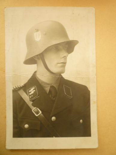 EARLY VT PHOTO WITH TRANSITIONAL HELMET.