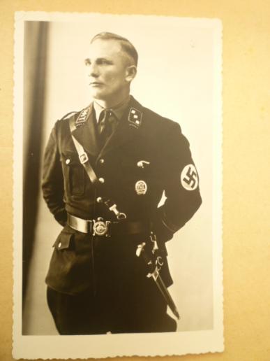 EARLT SS SCHULE TOLZ OFFICER PHOTO WITH DAGGER.