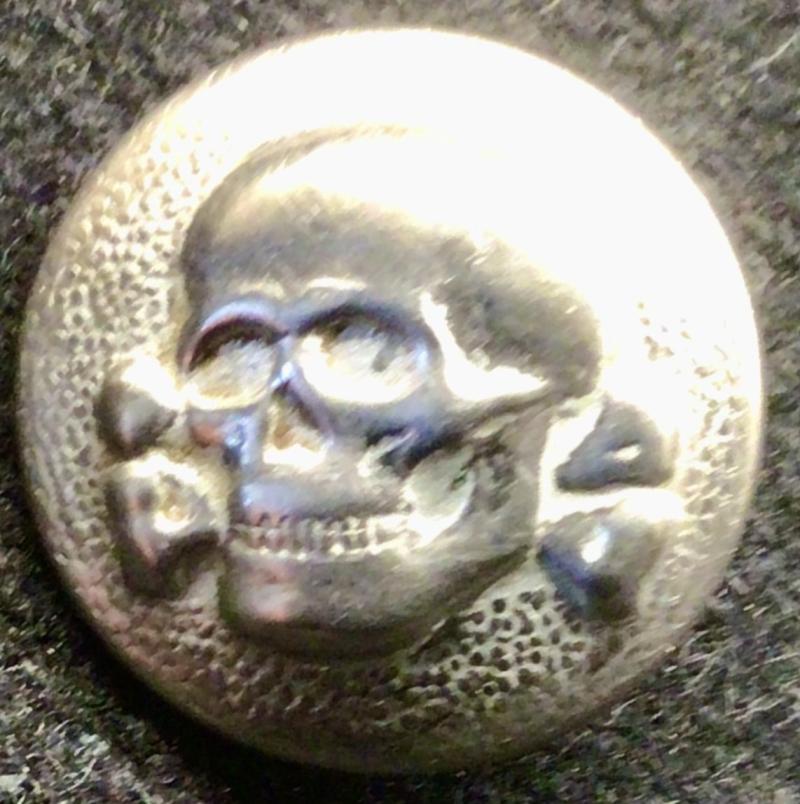 TOTENKOPF SIDEHAT BUTTON.